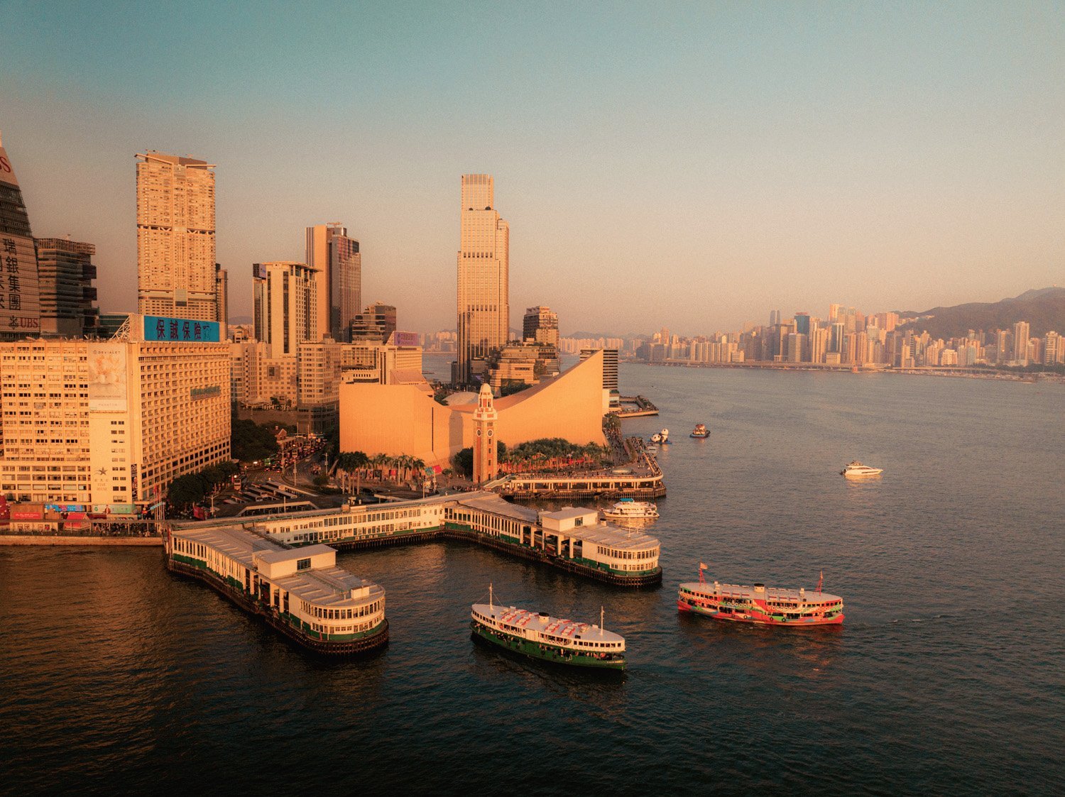 China își reafirmă angajamentul față de stabilitatea Hong Kong-ului printr-un nou document strategic Marți, Beijingul a publicat un document oficial care reafirmă angajamentul statului chinez în ceea ce privește protejarea securității naționale în Hong Kong, consolidând poziția sa într-un moment de tensiune și incertitudine globală