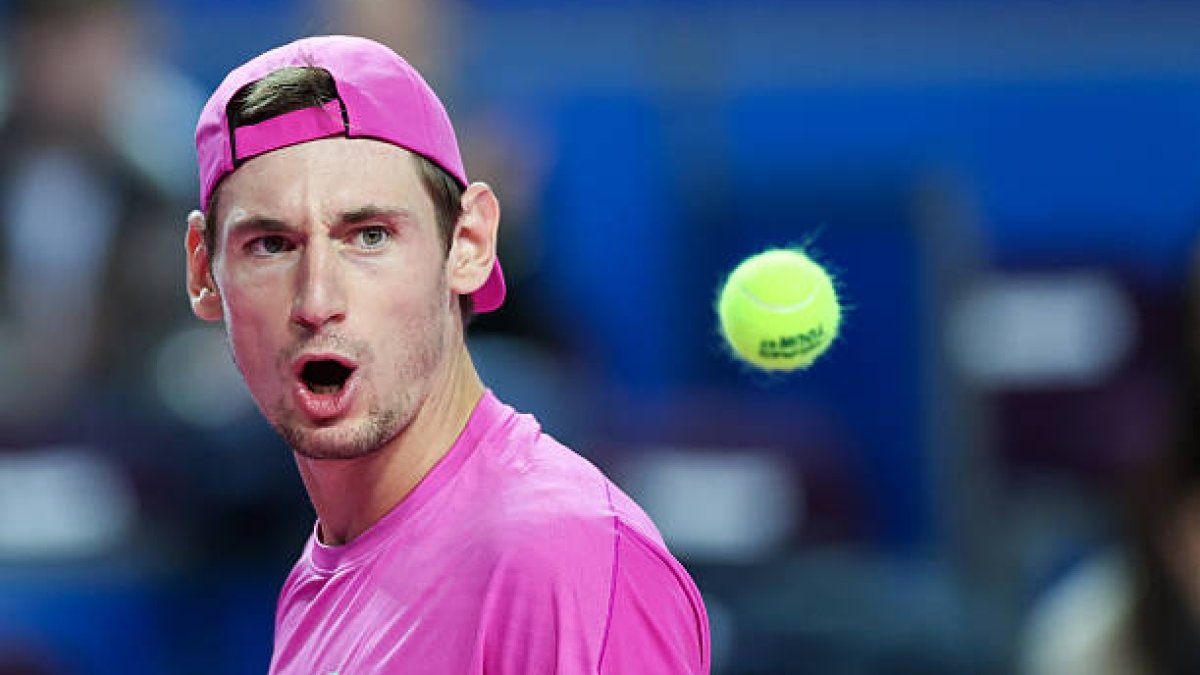 Valentin Royer, gata să înfrunte provocările ATP la Doha Într-un moment anticipat de fanii tenisului, Valentin Royer, tânărul jucător din Franța, se pregătește să facă o apariție remarcabilă în turul doi al turneului ATP Doha 2026