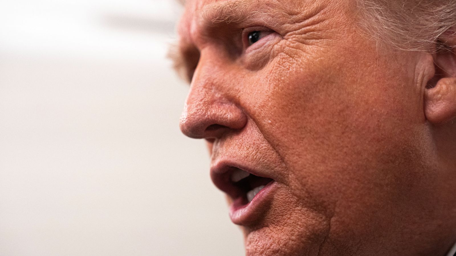 Donald Trump amenință cu acțiuni legale după comentariile lui Trevor Noah la Premiile Grammy Donald Trump a reacționat vehement după ce Trevor Noah, gazda Premiilor Grammy de anul acesta, a insinuat că președintele Statelor Unite ar fi vizitat insula lui Jeffrey Epstein