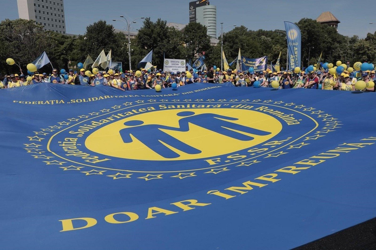 Medicii și personalul sanitar român amenință cu greva generală în fața măsurilor guvernamentale contestate Măsura drastică de protest ar putea fi declanșată în următoarele săptămâni, dacă guvernul nu va renunța la politicile ce riscă să compromită serviciile esențiale din domeniul sănătății