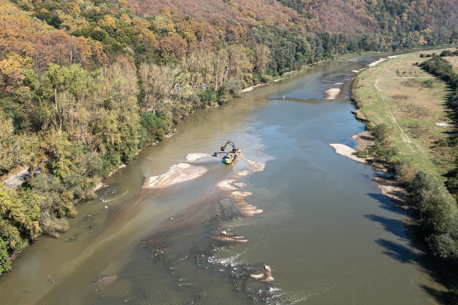 Garda Naţională de Mediu Maramureş a intervenit în urma imagini care șochează: pe malul râului Someș, în apropierea orașului Ulmeni, au fost descoperite cantități semnificative de produse alimentare și articole de igienă aruncate, aparent provenite dintr-un program social oficial