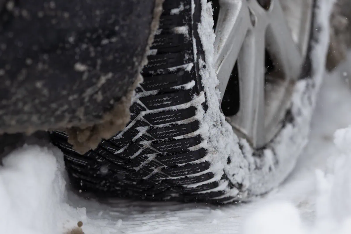 Traiectoria meteo a începutului de februarie în București se schimbă radical, aducând în prim-plan revenirea zăpezii după câteva zile de vreme mohorâtă, ploi reci și vânt puternic