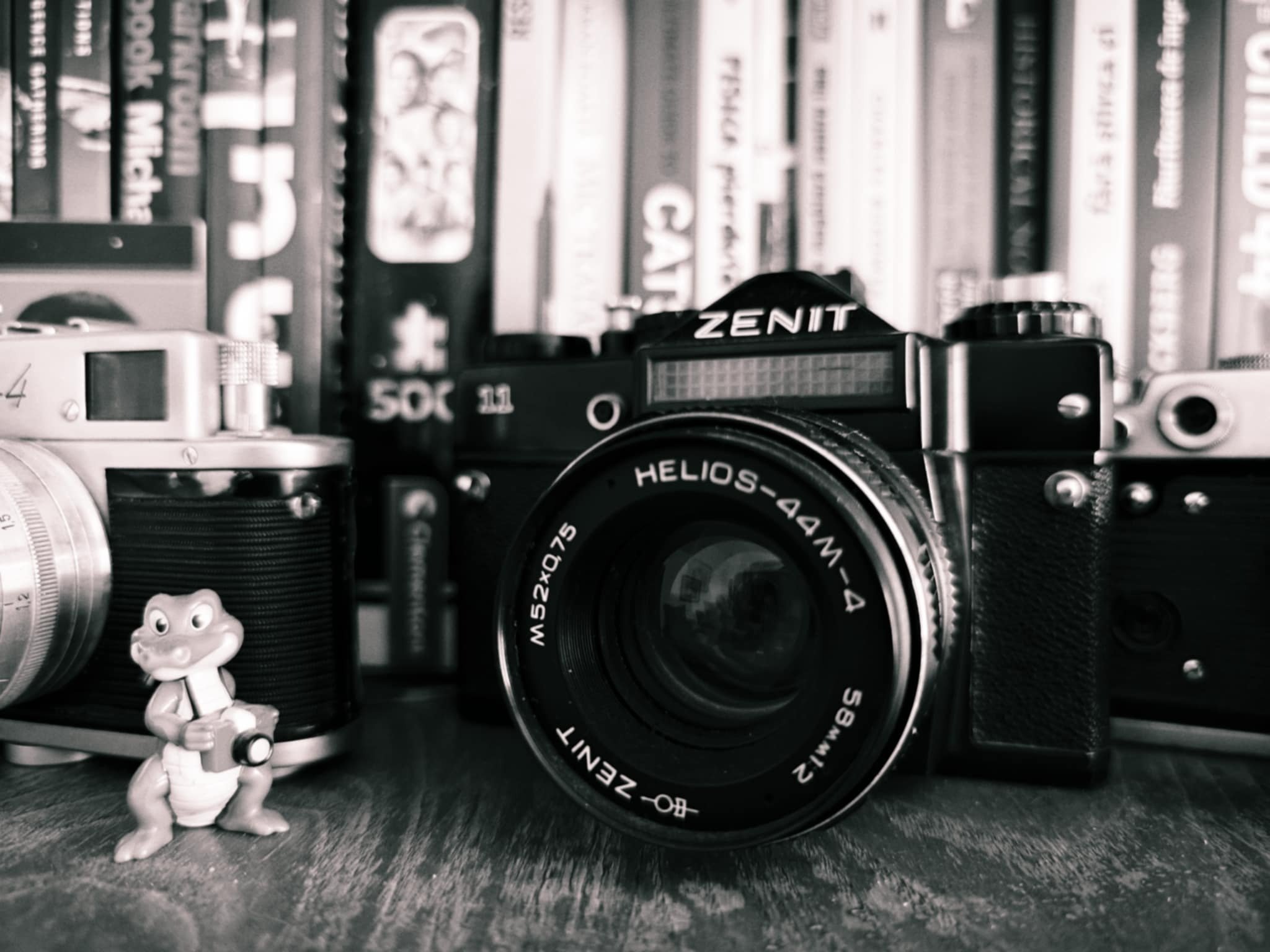 Într-o eră dominată de tehnologie avansată, unde cloud-ul, inteligența artificială și dispozitivele inteligente sunt inevitabilul cotidian, un curent tot mai puternic îndreaptă atenția spre opțiuni opuse