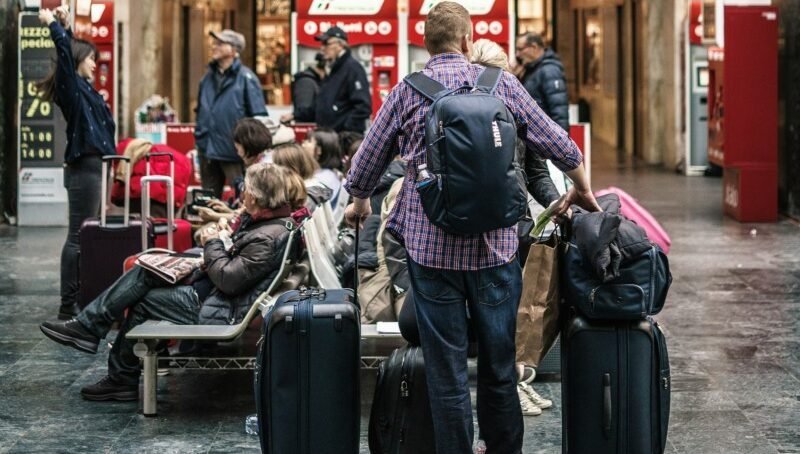 O femeie în vârstă de 38 de ani, administrator al unei societăți comerciale, a fost reținută și se află în centrul unei investigații complexe legate de o înșelătorie de amploare, ce a prejudiciat mai multe persoane cu aproximativ 40.000 de euro