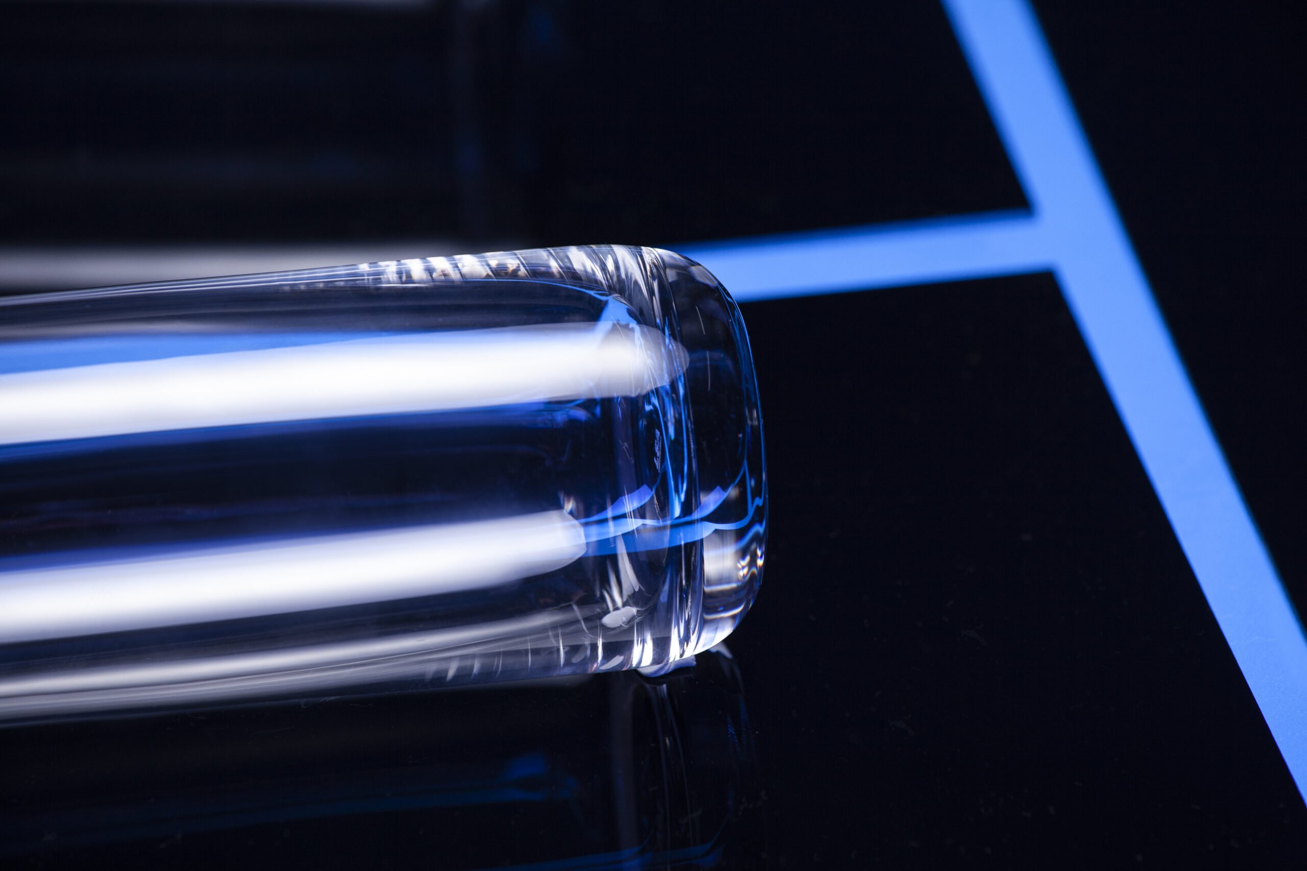 O descoperire revoluționară în domeniul bateriilor, care promite să schimbe paradigma energetică globală, a fost făcută recent de cercetători de la Universitatea din Hong Kong și Universitatea de Știință și Tehnologie din Sud (SUSTech)