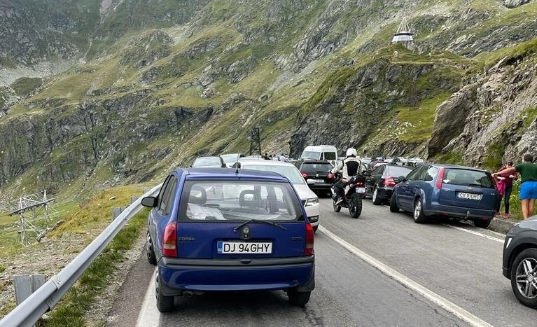 transfagarasan-masini-ambuteiaj.jpg - PresaObiectiva