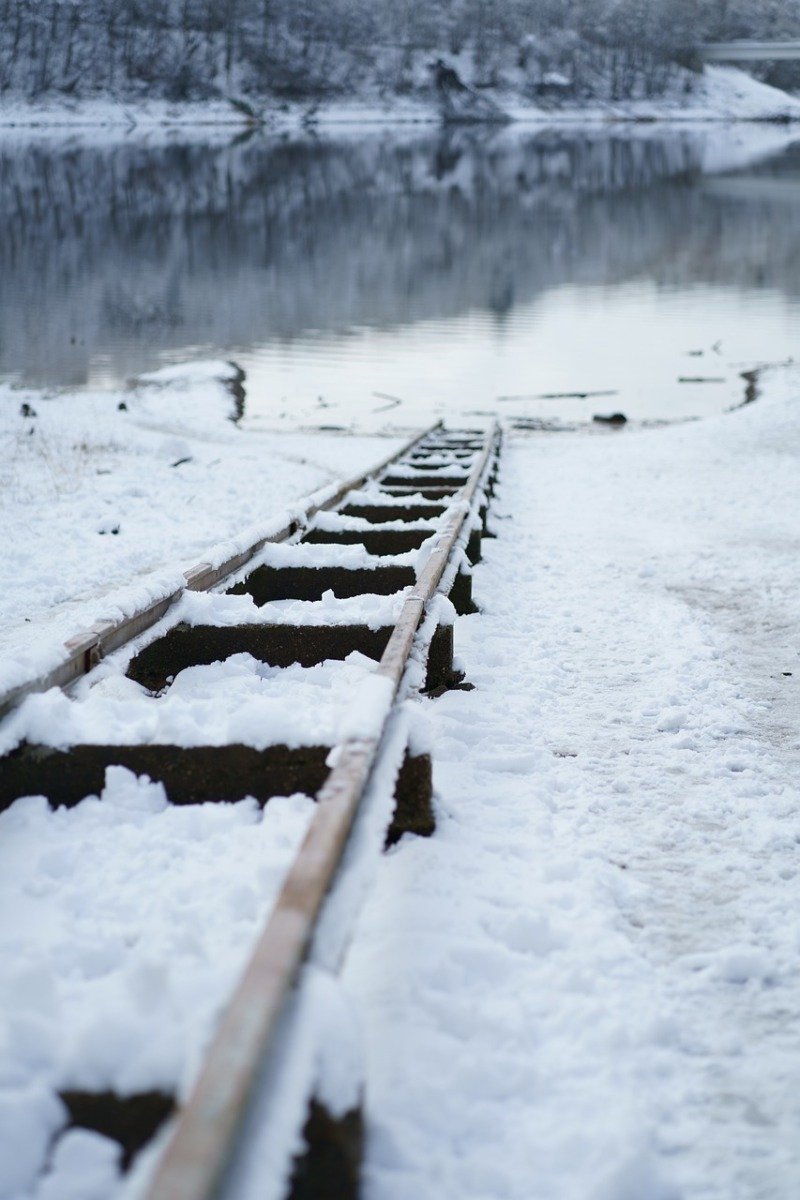 Traficul feroviar de pe Magistrala 300, între stațiile Crivina și Brazi, a fost perturbat temporar miercuri dimineața, după ce o serie de copaci au căzut peste rețeaua de contact, cauzând o avarie serioasă în sistemul de alimentare cu energie electrică a trenurilor