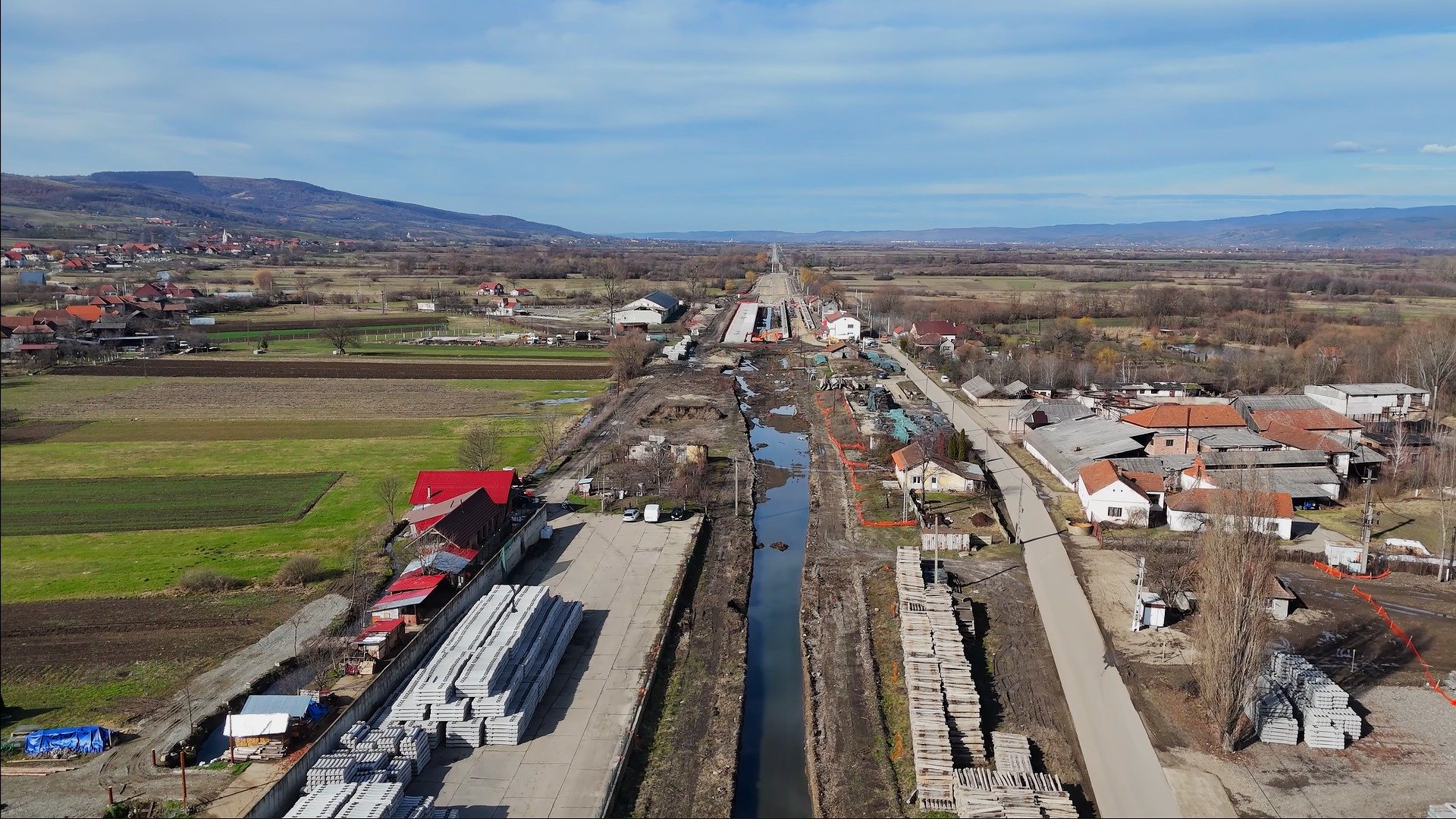 Un proiect rămâne în impas, deși imagini impresionante surprinse din dronă arată un avans vizibil În timp ce imagini spectaculoase surprinse din aer și postate recent evidențiază un progres clar în construirea noii magistrale feroviare Cluj-Napoca – Oradea, realitatea de pe teren contrazice accentele optimiste