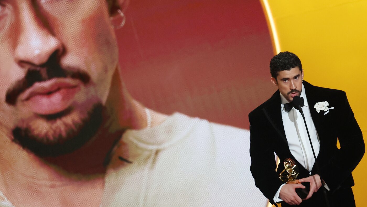 Bad Bunny scrie istorie la Premiile Grammy Puerto Ricanul Bad Bunny a reușit o performanță remarcabilă la Premiile Grammy din 2026, devenind primul artist care câștigă premiul pentru Albumul Anului cu un album în limba spaniolă