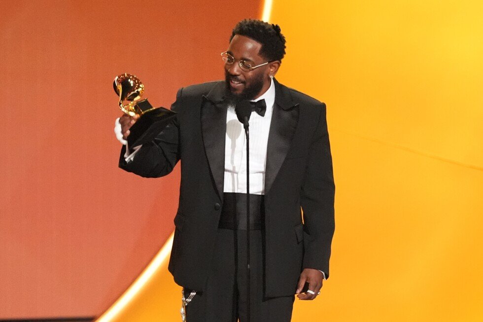 Bad Bunny și Kendrick Lamar strălucesc la Premiile Grammy 2026 Bad Bunny a fost, fără îndoială, starul serii la cea de-a 68-a ediție a Premiilor Grammy, adjudecându-și titlul de „Albumul Anului” pentru „Debí Tirar Más Fotos”