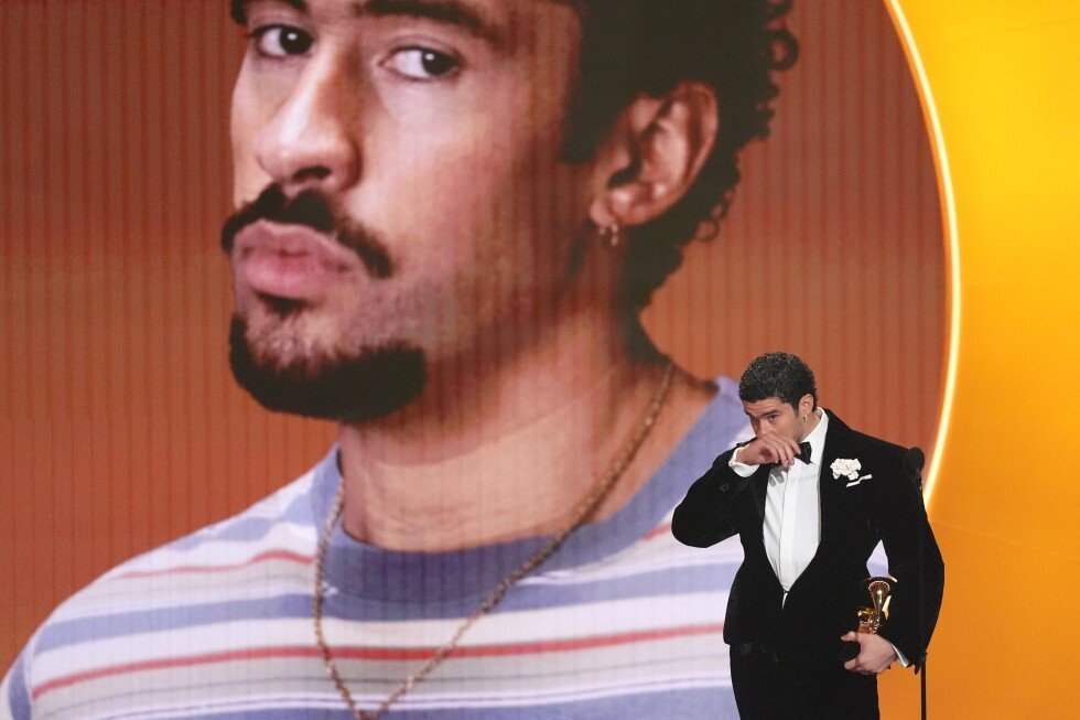 Bad Bunny câștigă premiul pentru cel mai bun album la Premiile Grammy 2026 Los Angeles a fost în această seară teatrele unui moment istoric, când Bad Bunny a fost onorat cu premiul pentru cel mai bun album la Premiile Grammy 2026