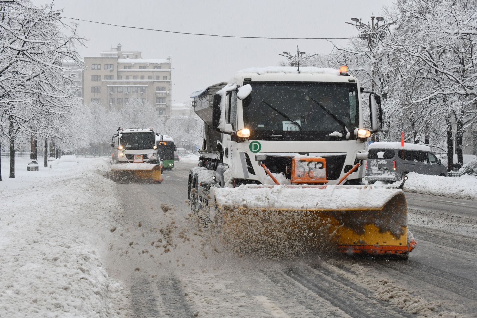 Bucureștiul, orașul înfruntând cea mai intensă furtună de zăpadă din acest sezon, se află în centrul unui scandal de amploare legat de gestionarea deszăpezirii