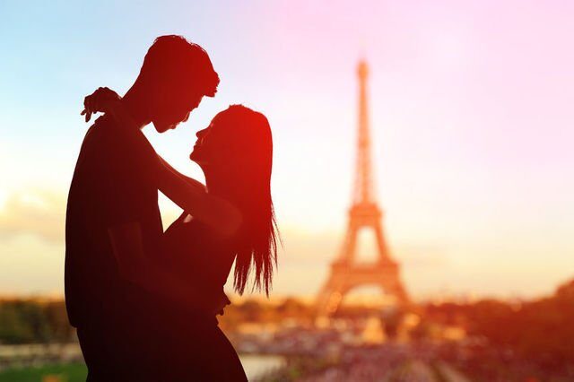 Ziua Îndrăgostiților – O Sărbătoare cu Rădăcini În Profunzime Ziua Îndrăgostiților, cunoscută și ca Ziua Sfântului Valentin, este marcată anual pe 14 februarie, un moment în care milioanele de oameni din întreaga lume își exprima afecțiunea prin felicitări, flori și cadouri