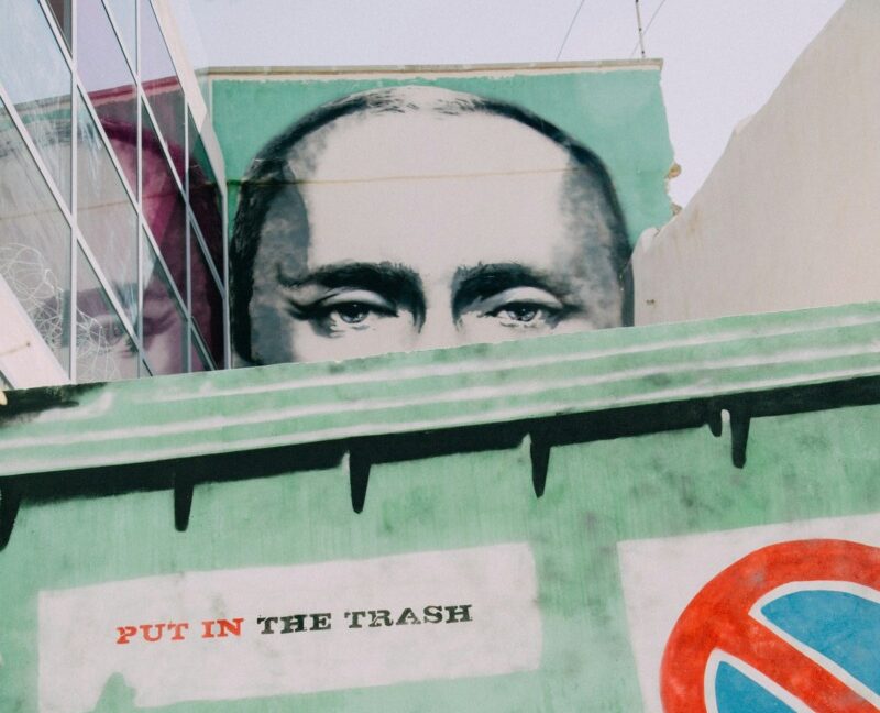 Președintele rus Vladimir Putin se află în fața unor provocări fără precedent în contextul conflictului din Ucraina, fiind tot mai vulnerabil inclusiv pe plan intern, ceea ce ar putea duce la o schimbare drastică a obiectivelor militare ale Moscovei