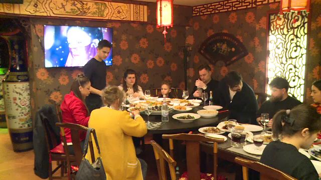 Colțunașii, vedetele serii de Anul Nou chinezesc la București O familie din București a celebrat intrarea în Noul An cu preparate tradiționale chinezești, unde vedeta serii a fost preparatul emblematic, colțunașii
