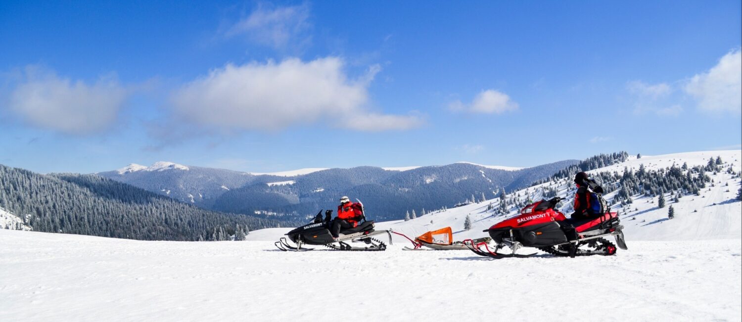 Vântul și zăpada au trasat, din nou, o scenă periculoasă în zona montană a României, unde în ultimele 24 de ore, echipele Salvamont au fost solicitate pentru peste 100 de intervenții