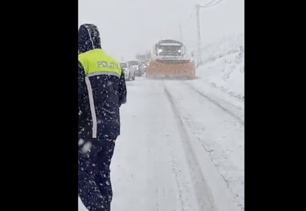 Traficul rutier pe autostrăzile principale din România se desfășoară luni dimineața în condiții de iarnă severă, în contextul ninsorilor abundente care au acoperit întreg teritoriul țării în ultimele zile