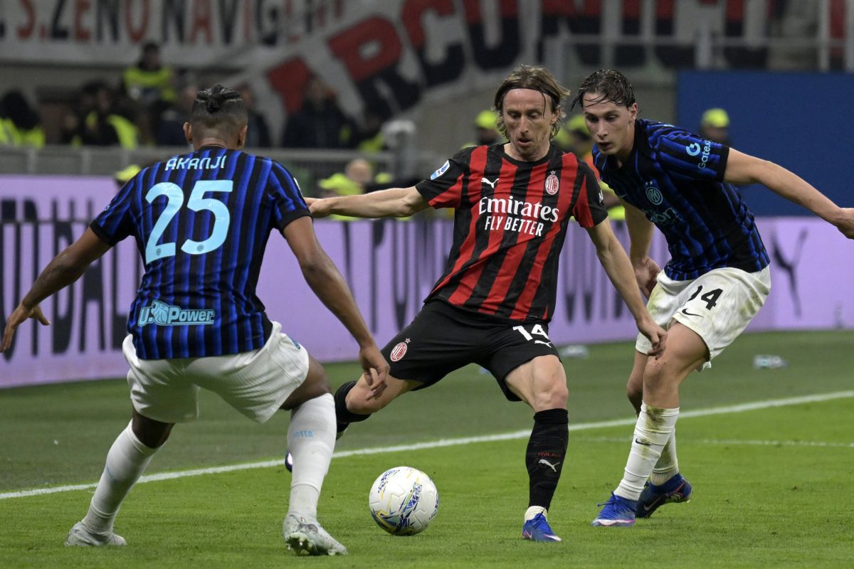 Meciul tensionat dintre AC Milan și Inter, disputat duminică seara pe stadionul „Giuseppe Meazza” din Milano, s-a încheiat cu victoria echipei gazdă, scor 1-0, într-un duel cuLoadimportant pentru lupta la titlu din Serie A