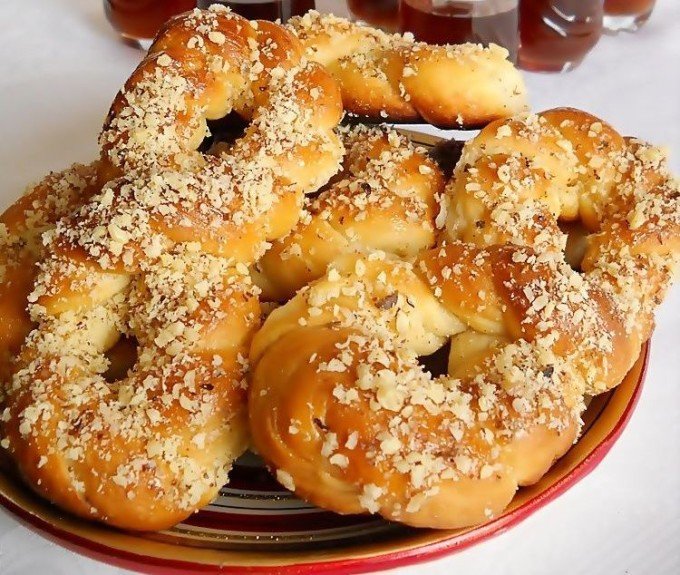 Mucenicii de Sfântul Gheorghe: tradiție și savoare de-a lungul vremurilor Primăvara aduce cu sine nu doar renașterea naturii, ci și celebrarea unuia dintre cele mai iubite obiceiuri ale românilor: prepararea mucenicilor, dulciurile simbolice care onorează sacrificiul celor 40 de mucenici din cetatea Sevastiei