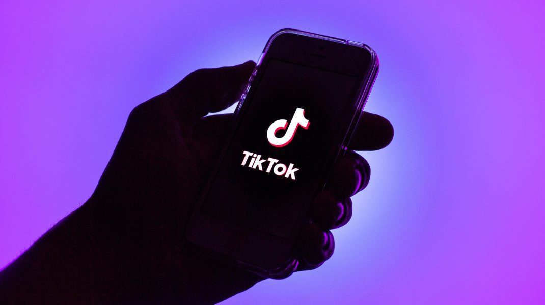 TikTok, celebrul serviciu de socializare care a cucerit întreaga lume, devine tot mai invaziv în privința colectării datelor personale, iar modul în care urmărește utilizatorii nu se limitează la platforma în sine
