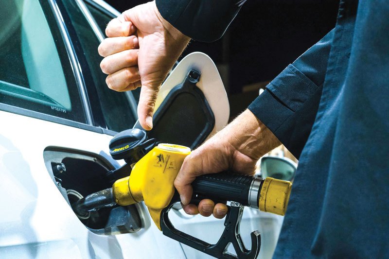 Benzinarii exploatează războiul din Orientul Mijlociu pentru a crește prețurile carburanților, UE depinde de petrolul importat.