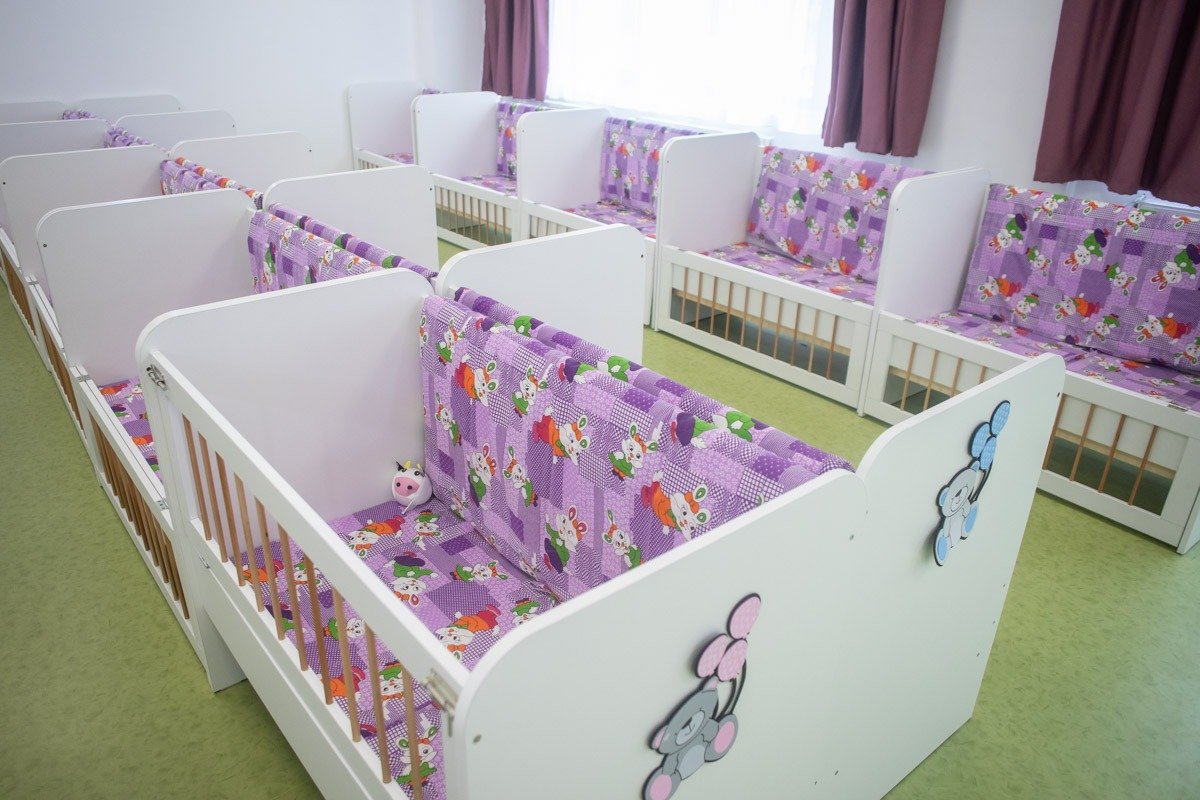O creșă din municipiul Botoșani a fost închisă temporar vineri, după ce mai mulți copii internați la spital s-au plâns de vărsături și stări de greață