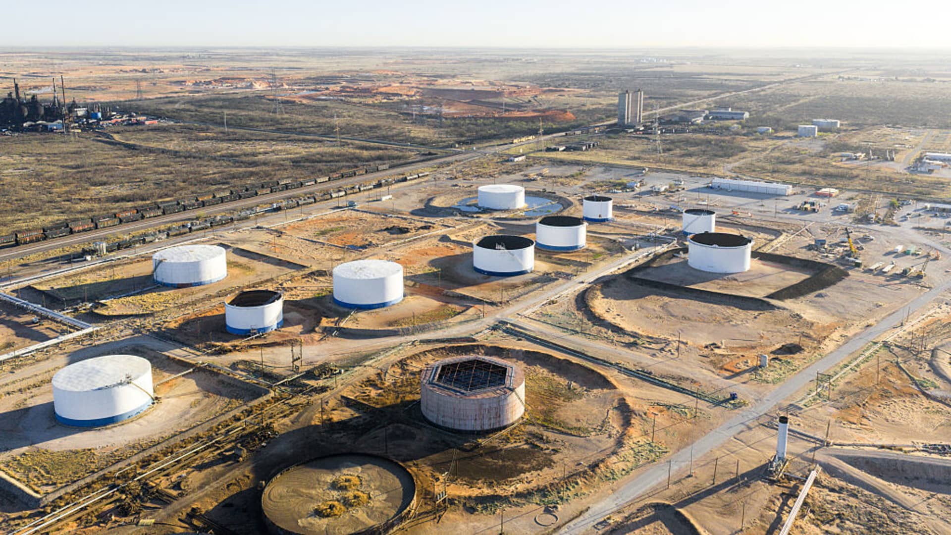 Prețurile petrolului au înregistrat o scădere semnificativă luni, după anunțul Președintelui Donald Trump privind o tentativă de detensionare a tensiunilor din Orientul Mijlociu