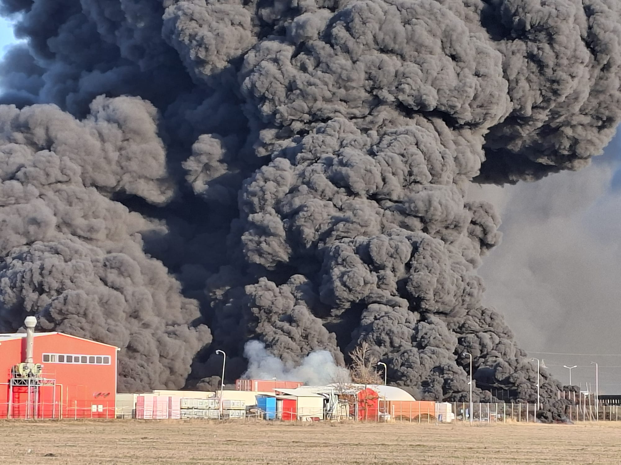 Incendiu puternic la o fabrică de polistiren din Arad: intervenție de amploare și riscuri de poluare Un incendiu de amploare a izbucnit miercuri dimineață la o fabrică de polistiren din municipiul Arad, provocând degajări masive de fum și mobilizând rapid mai multe echipaje ale Inspectoratului pentru Situații de Urgență (ISU)