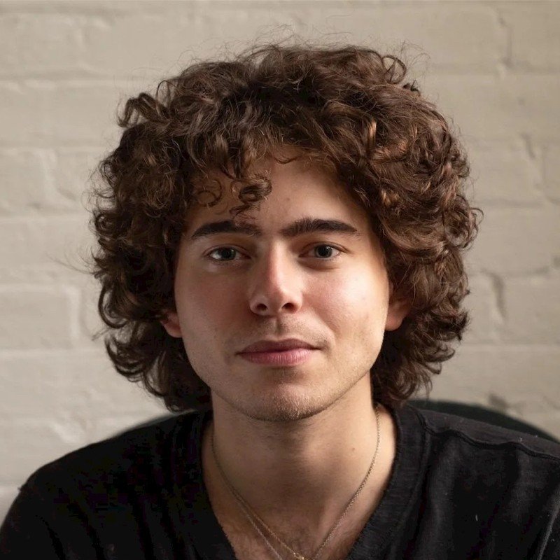 La doar 26 de ani, Shayne Coplan reușește să influențeze fluxul evenimentelor geopolitice globale, grație platformei Polymarket, un inovator amestec de produs financiar, instrument de predicție și barometru cultural