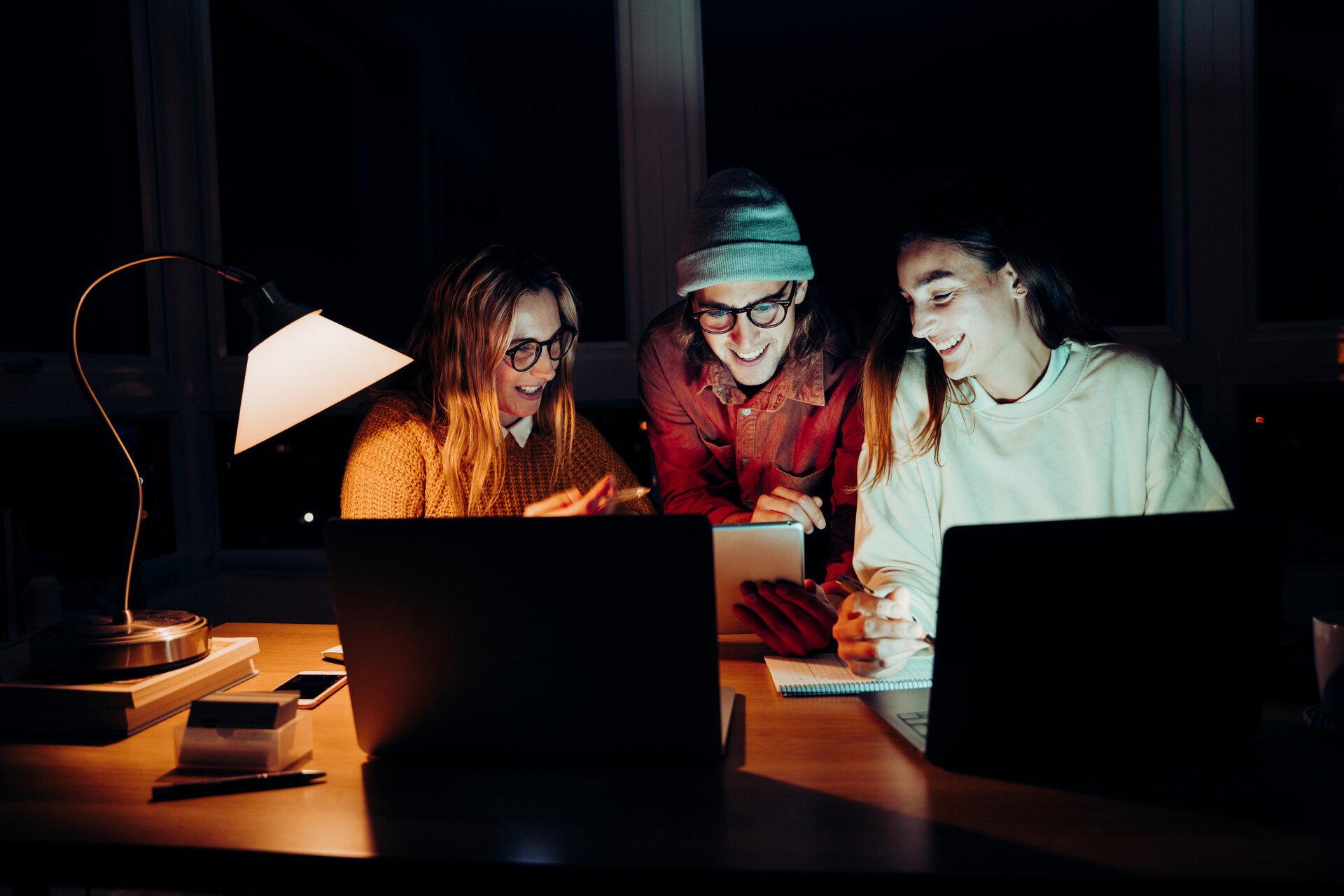 Admin Night, noua modă a tinerilor corporatiști: când socializarea devine o soluție economică și socială Într-o eră a costurilor tot mai mari și a vieții din ce în ce mai aglomerate, tinerii din Generation Z au găsit o alternativă inedită pentru a-și satisface atât nevoile sociale, cât și cele financiare