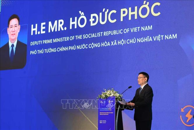 UE investește peste 560 milioane euro în Vietnam, strategii pentru o tranziție energetică și dezvoltare durabilă Un nou pas important în consolidarea parteneriatului economic între Uniunea Europeană și Vietnam a fost făcut în cadrul Forumului de Afaceri și Investiții UE-Vietnam, eveniment organizat recent de Delegația UE în Vietnam, în colaborare cu Agenția pentru Investiții Străine și Camera Europeană de Comerț din Vietnam (EuroCham)