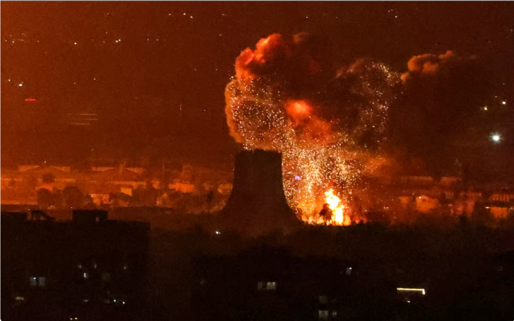 Tensiunile în Orientul Mijlociu escaladează, după ce noaptea trecută au fost efectuate atacuri asupra unor obiective strategice din Iran, atribuite Statelor Unite și Israelului