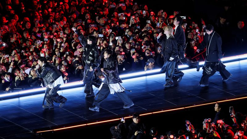 BTS a marcat un moment istoric pentru fanii săi din întreaga lume, revenind pe scenă după aproape patru ani de absență cu un concert public în Seoul, un eveniment fără precedent pentru K-pop