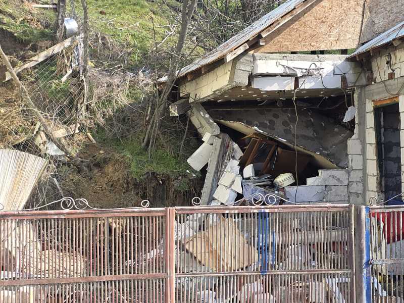O alunecare de teren pe strada Grădiște din Slatina a dus, miercuri, la evacuarea a șapte familii și la măsuri de sprijin din partea autorităților locale