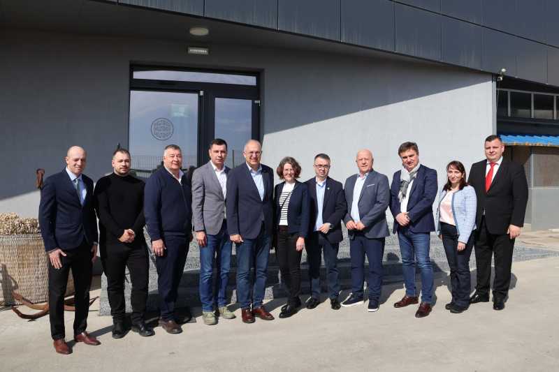 Comisarul european pentru Oceane și Pescuit, Costas Kadis, a vizitat recent o fabrică de produse piscicole din Delta Dunării, în cadrul unei runde de întâlniri menite să sprijine și să promoveze dezvoltarea sectorului piscicol din județul Tulcea