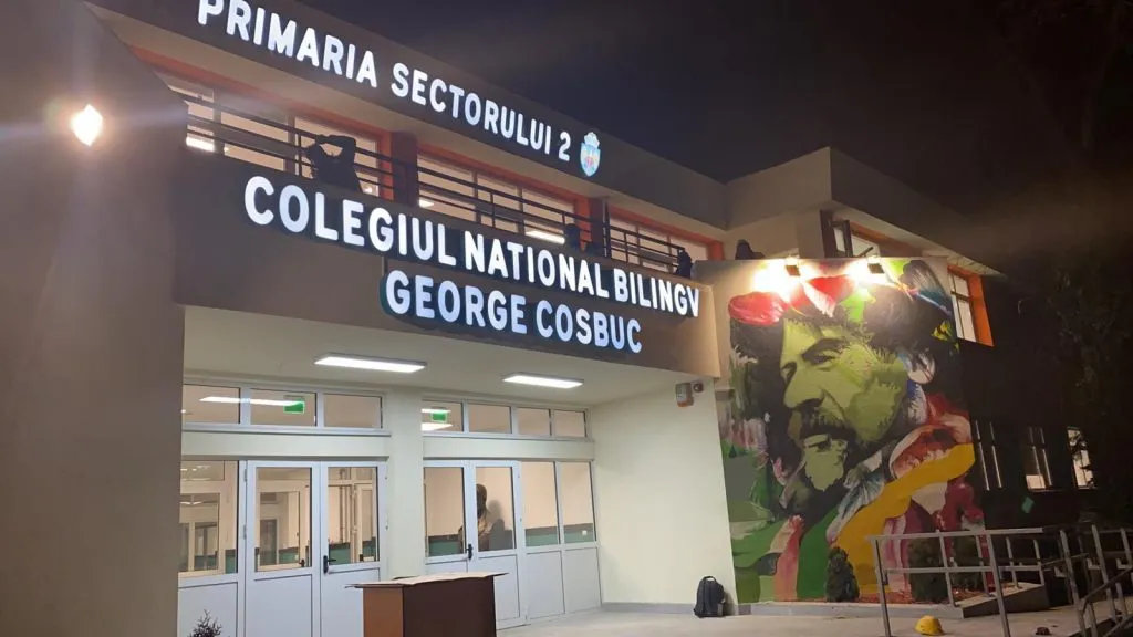 Profesor de la Colegiul Național Bilingv „George Coșbuc” în vizor după acuzații de agresiune fizică asupra unei eleve Situația scandaloasă de la Colegiul Național Bilingv „George Coșbuc”, unul dintre cele mai prestigioase licee din Capitală, a escaladat după ce un profesor de istorie a fost acuzat de agresiune fizică asupra unei eleve