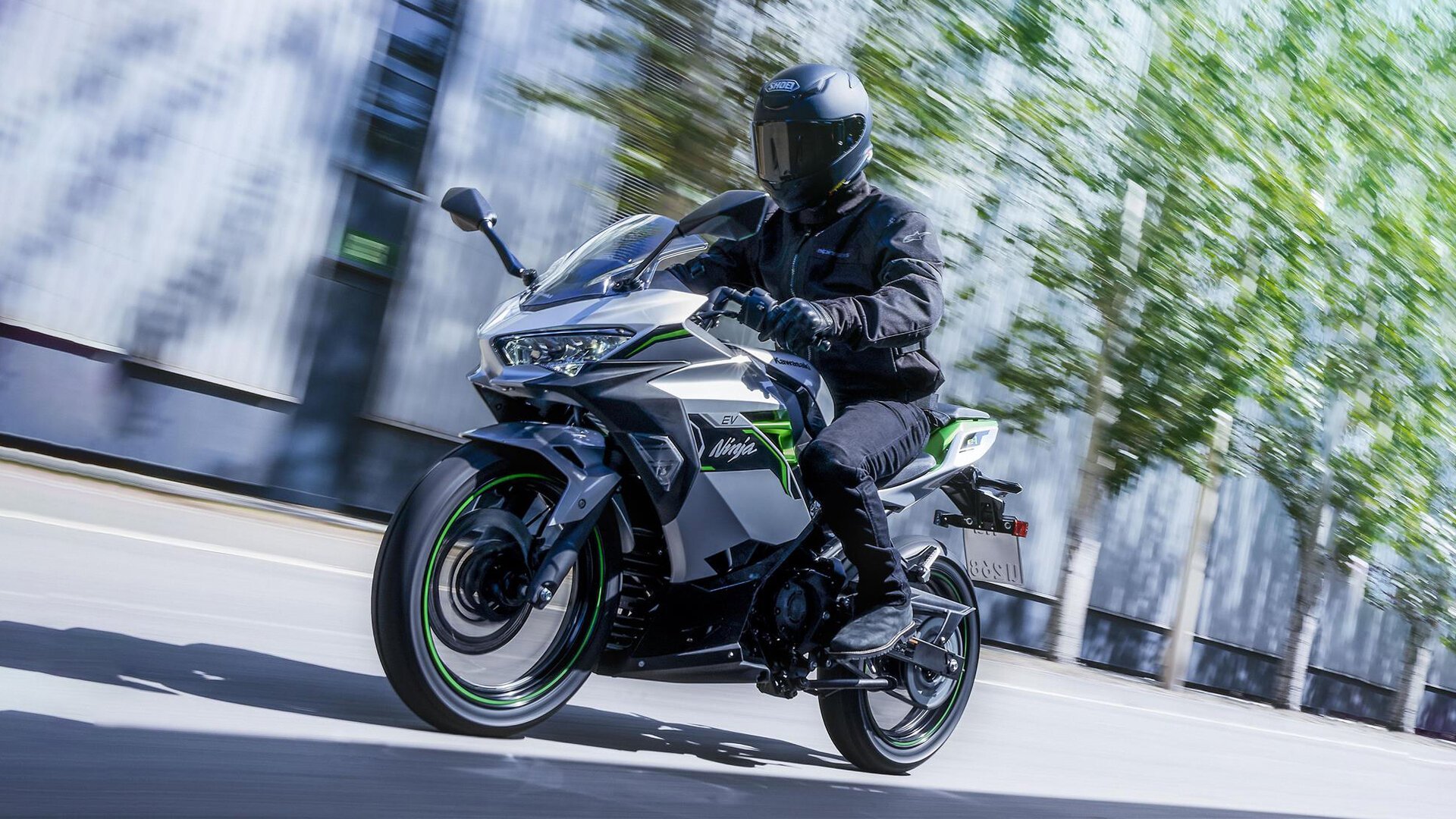 Kawasaki a făcut un pas semnificativ în direcția schimbării paradigmelor în fabricarea motocicletelor electrice, dar nu pentru simpla introducere a bateriilor detașabile