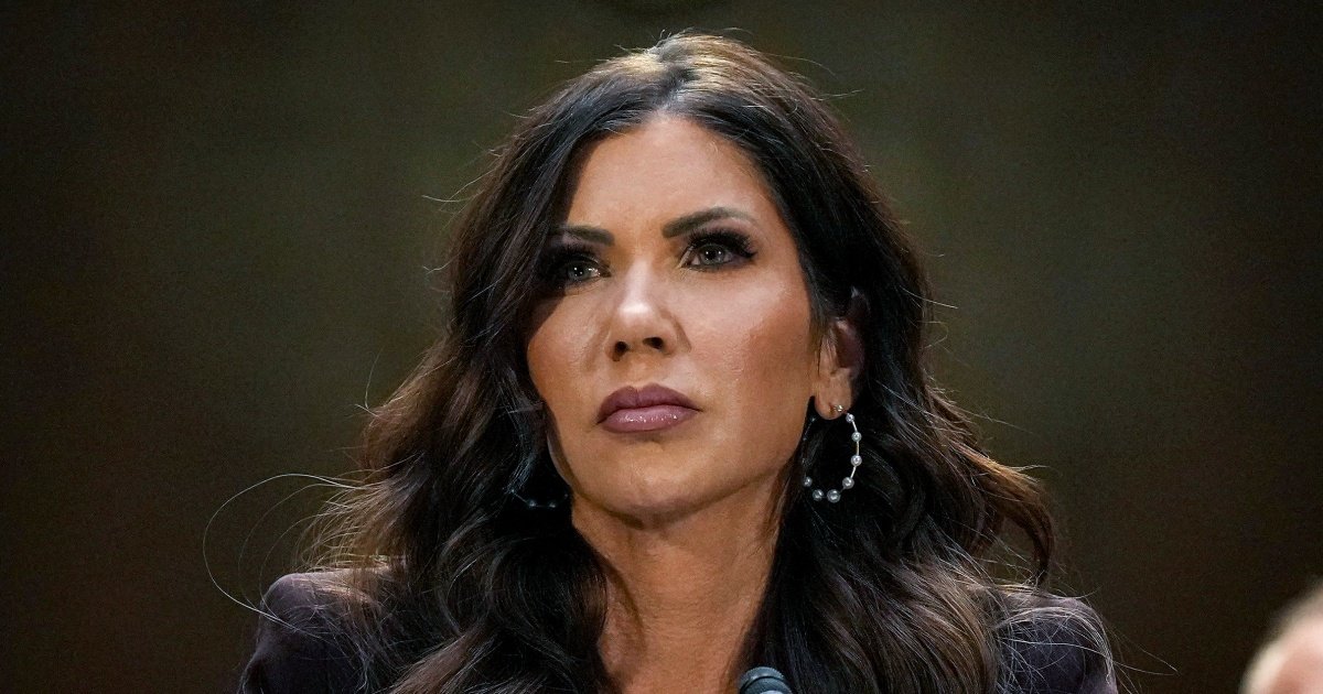 Donald Trump ia în vizor pe Kristi Noem, oficialii discuta despre înlocuirea sa la DHS Președintele Donald Trump analizează posibilitatea de a o înlocui pe Kristi Noem din funcția de secretar al Departamentului pentru Securitate Interioară (DHS)