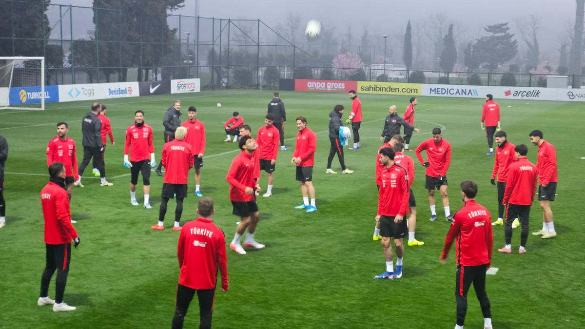 Naționala Turciei a efectuat marți seara primul antrenament în efectiv complet, de la startul pregătirilor pentru barajul crucial cu România, programat joi, de la ora 19:00, la Istanbul