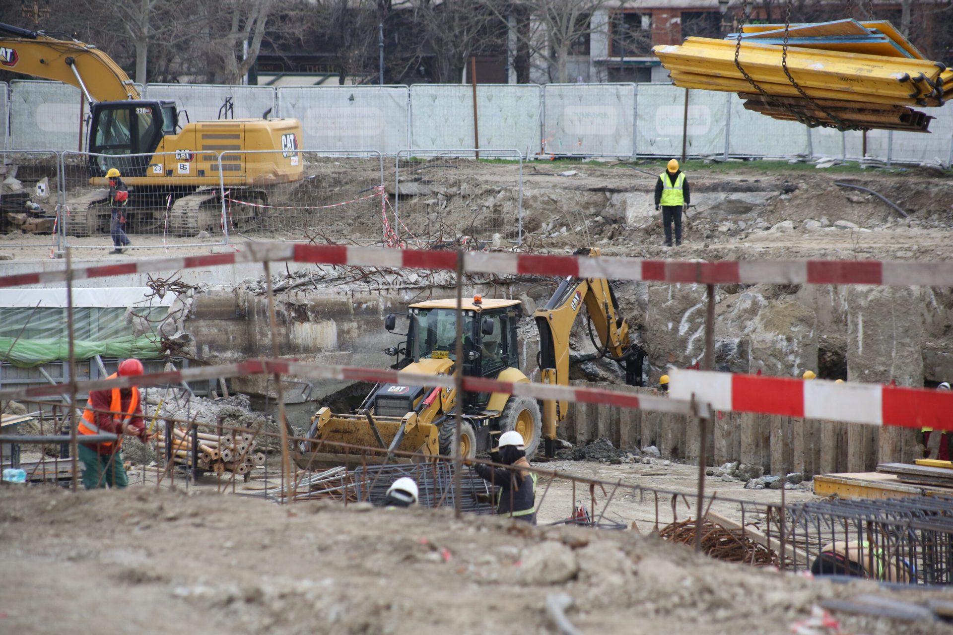 Lucrările de la Planșeul Unirii, o zonă emblematică a centrului istoric al Bucureștiului, au ajuns în faza de 50% de finalizare, iar circulația rutieră și pietonală în zona Hanul lui Manuc urmează să fie reluată începând cu data de 1 mai