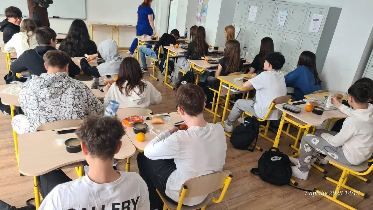 Sector 2 pregătește sprijin concret pentru copiii cu cerințe speciale: alimentație gratuită și asistență personalizată Administratia locală din Sectorul 2 al Capitalei are în vedere un proiect de hotărâre care, dacă va fi aprobat, va extinde semnificativ serviciile pentru copiii cu cerințe speciale, asigurându-le dreptul la masă și suport personalizat