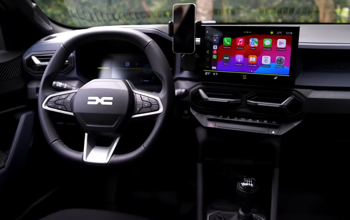 Dacia a confirmat oficial numele noului său crossover de dimensiuni compacte, Striker, marcând un pas important în strategia de diversificare a producătorului din Mioveni