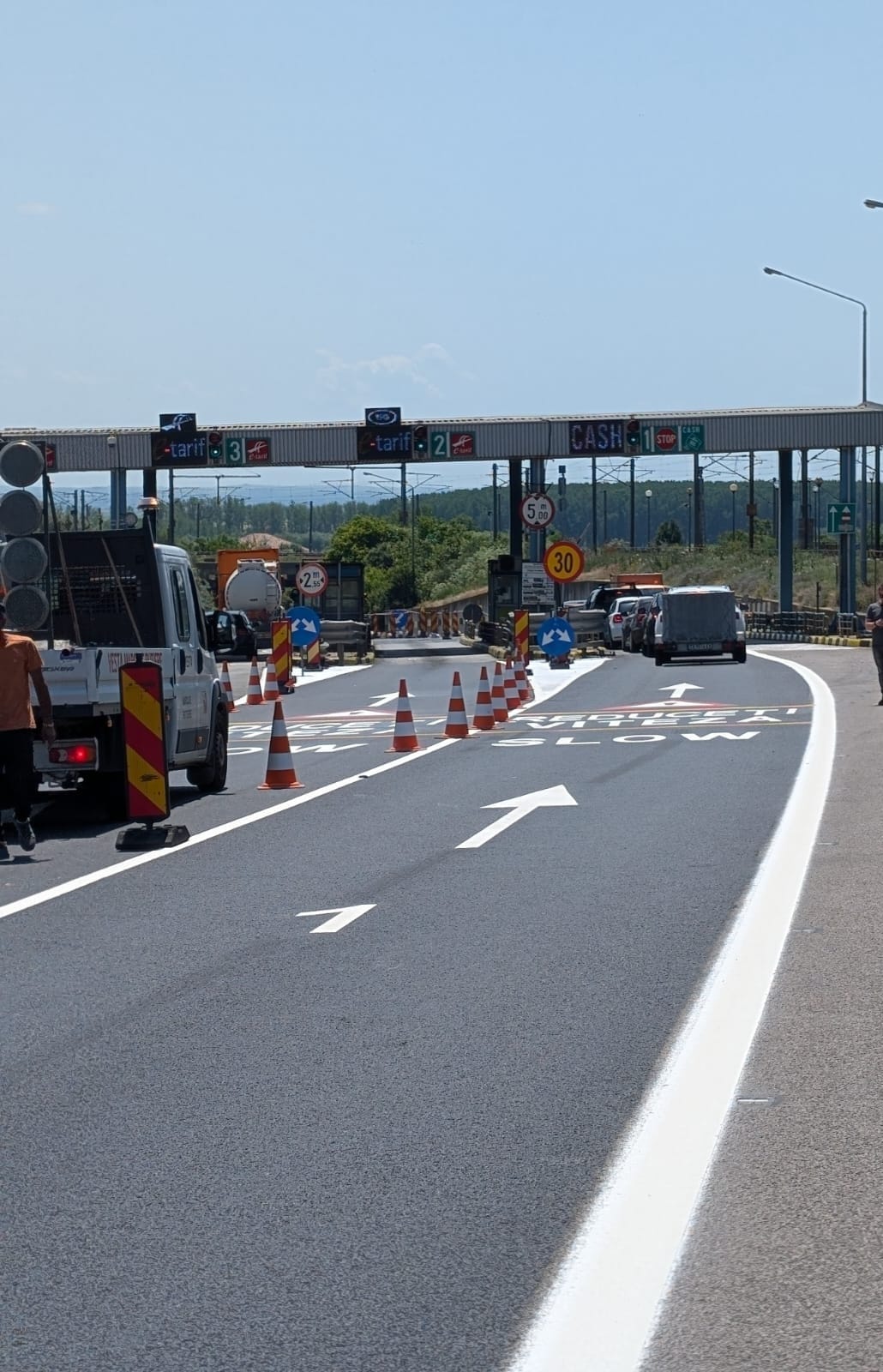 Șoselele din zona București-Constanța și traversarea Dunării, afectate de restricții temporare pentru lucrări de întreținere Autoritățile din domeniul infrastructurii rutiere au anunțat instituirea unor restricții temporare pe Autostrada Soarelui, între kilometrii 144 și 145, în apropierea Fetești