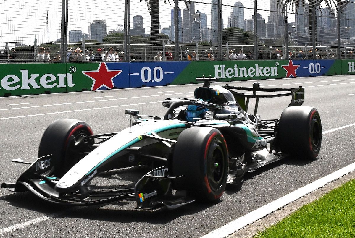 George Russell pleacă din pole în Australia după dominația Mercedes, Verstappen implicat în accident în Q1