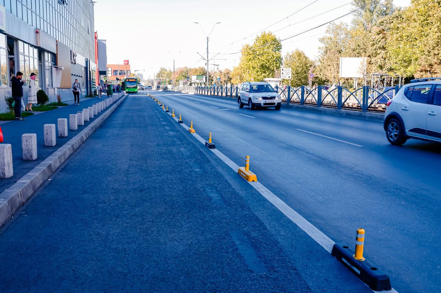 Autobuzele și troleibuzele din București au parte, în sfârșit, de noi benzi unice dedicate, menite să optimizeze traficul și să-i ofere călătorilor o experiență mai rapidă și mai predictibilă