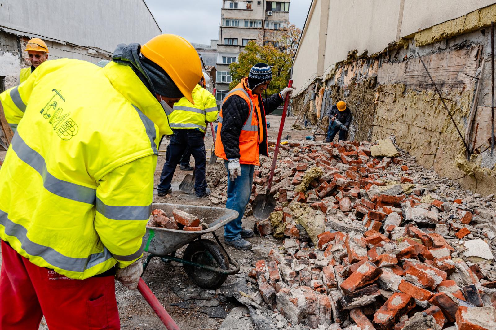 Primarul general al Capitalei, Ciprian Ciucu, a anunțat recent o serie de acțiuni ferme împotriva construcțiilor ilegale din Centrul Bucureștiului, menite să readucă ordinea și să îmbunătățească aspectul urban al zonei