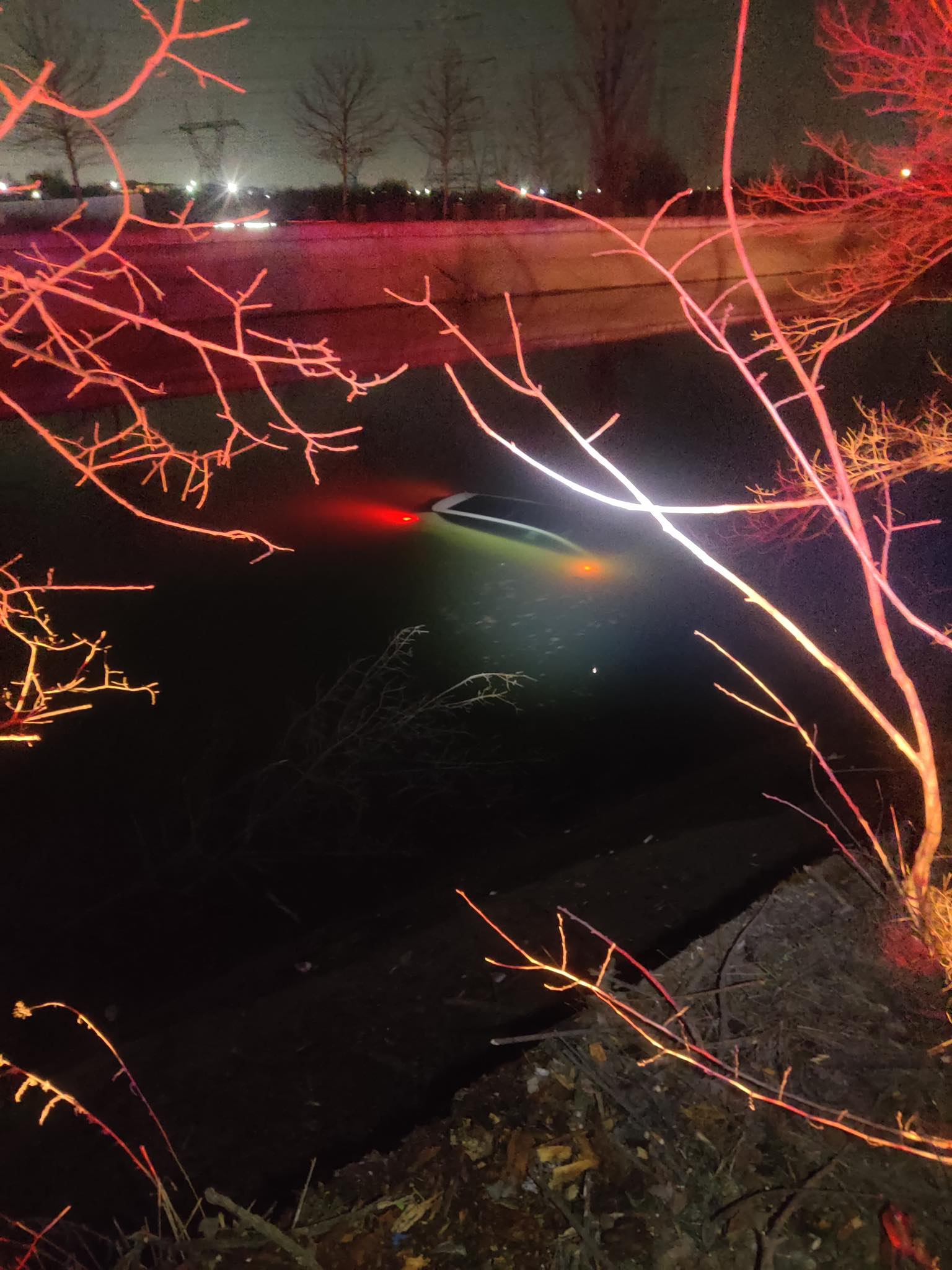 Un incident rutier ce putea avea consecințe mult mai grave a avut loc în această dimineață, pe o șosea din județul nostru, când un autoturism a părăsit carosabilul și s-a plonjat în apa de pe marginea drumului