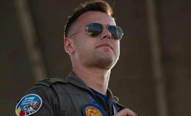 Tragedie în lumea militară românească: un pilot din Brigada Aeriană „General Emanoil Ionescu” își pierde viața în urma unei intervenții de salvare O tragedie a zguduit marți comunitatea militară a României, după ce căpitanul Palferenț Octavian, un pilot tânăr și respectat al Bazei 71 Aeriană „General Emanoil Ionescu”, și-a pierdut viața în urma unui incident extrem de neașteptat, petrecut în incinta unei alte unități militare din țară