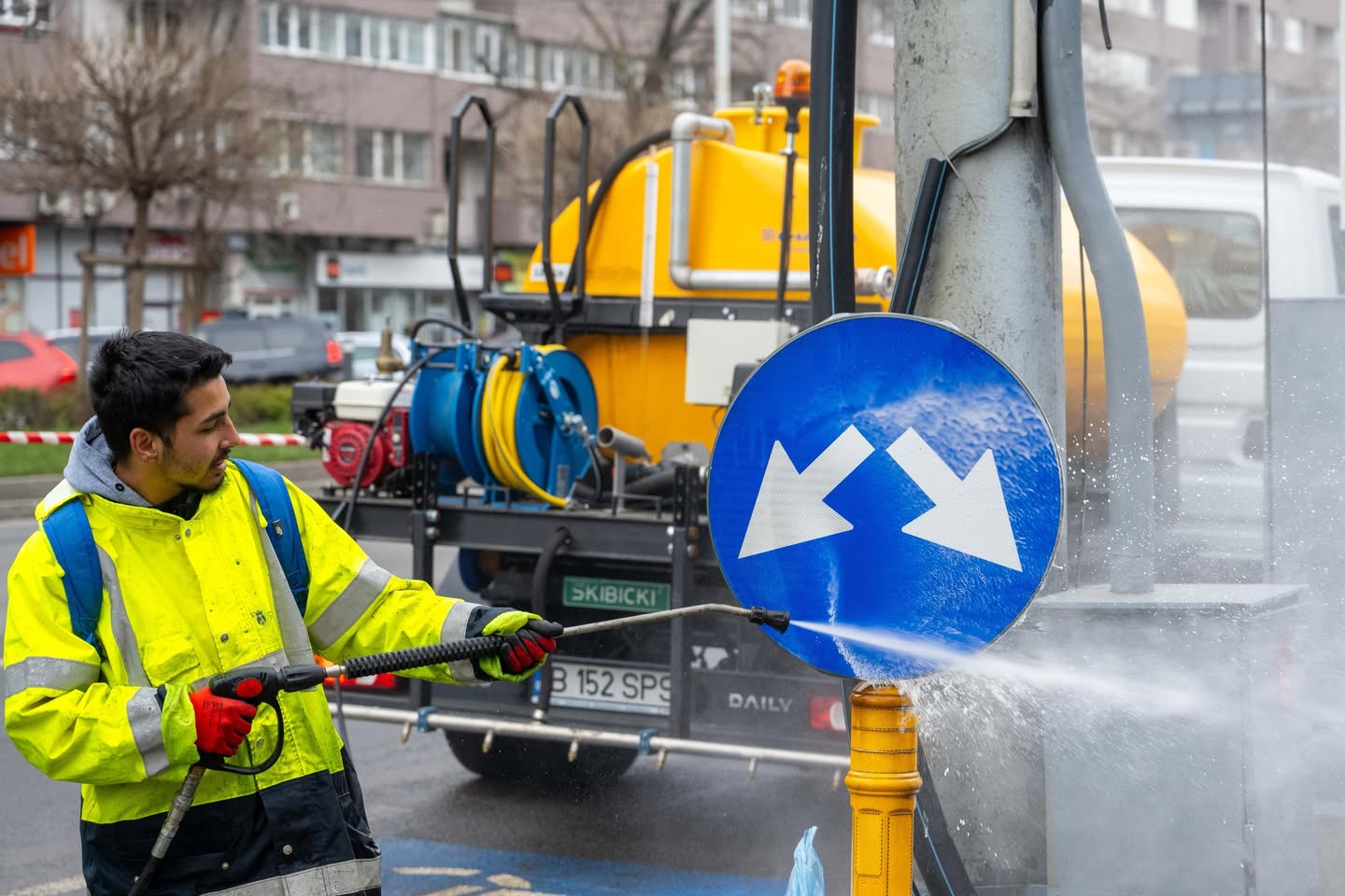 Primăvara aduce, în sfârșit, vestea mult așteptată pentru locuitorii Sectorului 6 din București: începe campania de curățenie intensă, menită să readucă frumusețea și ordinea în zonele de locuit ale cartierelor Crângași și Giulești