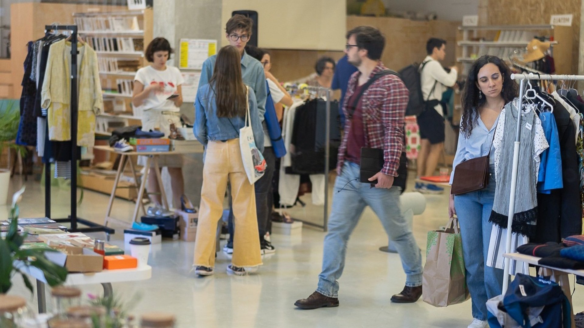 Eveniment de sustenabilitate și economisire: Deznod aduce comunității bucureștene o paradă de obiecte second-hand și ateliere creative În weekend-ul 21-22 martie, bucureștenii pasionați de eco-responsabilitate și economie circulară au ocazia să descopere o altă față a shopping-ului, într-un eveniment dedicat renovării și reutilizării